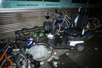 Andre parkerede deres foretrukne køretøjer lidt alternativt for at kunne deltage i guldfesten.