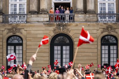 Kong Frederik har ført traditionen med at vinke fra balkonen på sin fødselsdag videre fra dronning Margrethe. Her ses han og familien sidste år, da kongen fyldte 57 år.