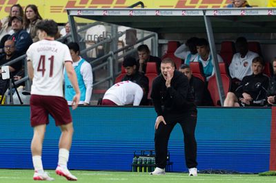Mike Tullberg sender dessiner i retning af Mikel Gogorza under søndagens Superliga-kamp i Farum. Torsdag gælder det pokalfinalen i Parken, hvor FC København er modstanderen. Her er FCM-træneren i karantæne.