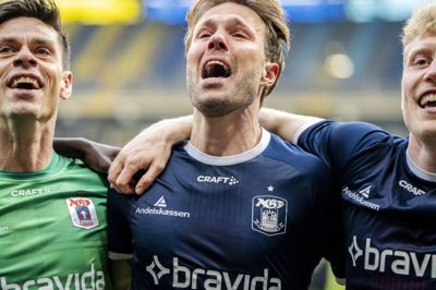 Patrick Mortensen fejrer DM-guldet med holdkammeraterne efter søndagens sejr på Brøndby Stadion.