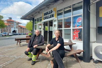 Michael Westenholtz og Mona Møller Andersen på pladsen foran Møllegrillen, hvor de planlægger at stille en rød brandbil med køkken og grill op ved større arrangementer i Herning.