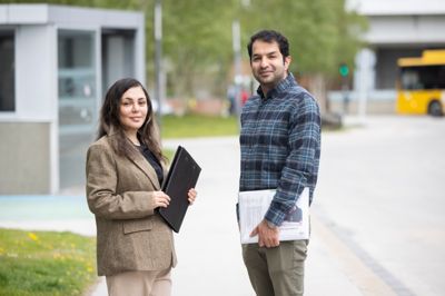 Maryam Zareian og Mojtaba Naghib kom til Danmark i 2022. Førstnævnte er uddannet læge i hjemlandet Iran, men hun kan - ligesom en række andre iranske og srilankanske læger - ikke få en evalueringsansættelse i det danske sygehusvæsen, så hun kan opnå dansk autorisation. Hendes mand er uddannet dyrlæge og kæmper ligeledes en kamp med det danske system.