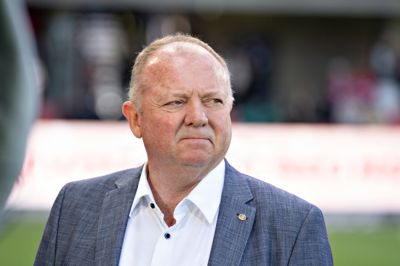 SIF-direktør Kent Madsen ærgrer sig over, at bekymringen over perspektiverne i den kommende sæson allerede er et tema, selvom klubben lige har klaret frisag i landets bedste række.