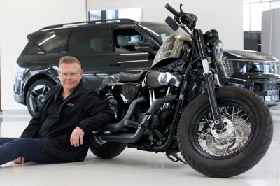 Claus Pedersen var oprindeligt mekaniker, og han elsker derfor duften og lyden af en god benzinmotor. Den lyst får han stillet med sin Harley-Davidson.