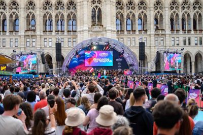 Fans ved åbningsceremonien for Eurovision i Wien i Østrig søndag. Flere lande har boykottet konkurrencen grundet Israels deltagelse.