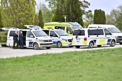 Politiet er til stede med flere vogne i Handrup, hvor det mandag i timevis
forsøgte at få kontakt til en konkret person.