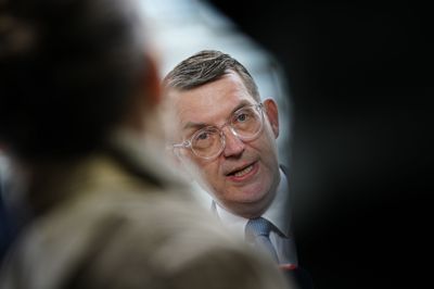 Regeringsforhandlinger med Venstres formand, Troels Lund Poulsen (V), som kongelig undersøger foregår på Hotel Scandic Spectrum på Kalvebod Brygge i København.