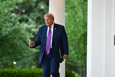 Donald Trump går mandag en tur i Rosenhaven ved Det Hvide Hus.