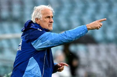 Fred Rutten nåede at stå på sidelinjen for Curaçaos landshold i to kampe, der begge endte med nederlag. Til juni deltager den lille caribiske ønation ved VM for første gang.