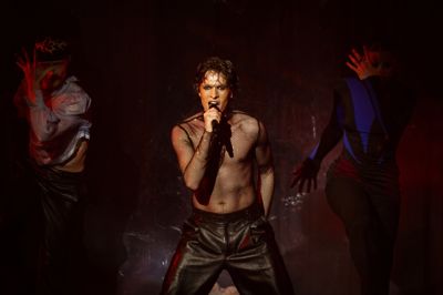 Søren Torpegaard Lund skal modsat deltagerne i de tre seneste Eurovisions ikke kun overbevise seerne, men også fagjuryerne for at kvalificere sig til finalen i det internationale melodigrandprix.