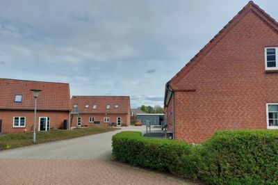 Lejlighederne på Bekkasinvej i Kibæk har fået nye vinduer. Det giver lejerne en stigning i deres husleje.