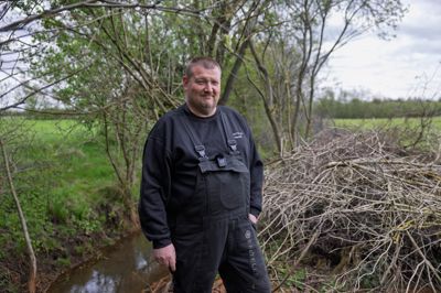 Lodsejer Kenneth Møllers mark har jord, der er blevet ødelagt efter oversvømmelse fra bækken. Det betyder, at der ikke kan dyrkes kartofler på det jordstykke.