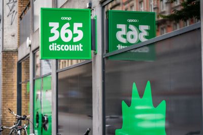 Dagligvarekæden 365discount har sænket prisen på yderligere 50 varer til en ny fast lav pris. Det sker som opgør mod de stigende fødevarepriser, siger direktør.