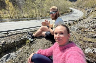 Stella Hvid følger sin kæreste, Nikolas Drakos, som hun kalder en »crazy nordmand«, fordi han har besluttet sig for at løbe 3500 kilometer fra Norge til Grækenland i en god sags tjeneste.