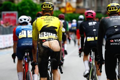 Wilco Kelderman fik revet tøjet godt op på 2. etape.
