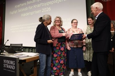 Hædersprisen 2026 blev tirsdag formiddag overrakt til landets kræftsygeplejersker ved Dansk Sygeplejeråds kongres i Nyborg. Prisen blev overrakt af formand for Kræftens Bekæmpelse Helen Bernt Andersen og direktør Jesper Fisker.