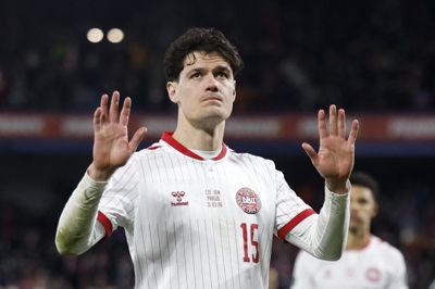 Christian Nørgaard gestikulerede beklagende ud til de medrejsende roligans i Tjekkiet, hvor han spillede sin karrieres sidste landskamp.