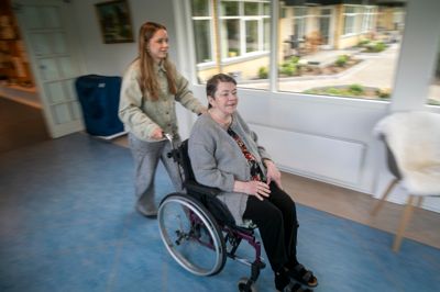 Ida Stouby Thimsen besøger blandt andre beboer Bente Svendstrup Andersen, når hun er del af Pleje- og Omsorgscenter Sjørups spireordning for unge mennesker.