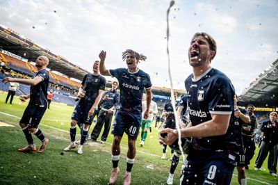 AGF-anfører Patrick Mortensen (t.h.) jubler sammen med holdkammeraterne på Brøndby Stadion.