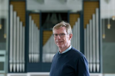 Erik Kure søgte blandt andet organistjobbet i Videbæk Kirke, fordi han gerne ville til en kirke med en massiv salmesang under gudstjenesterne. De forventninger er til fulde blevet indfriet.