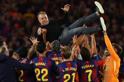 FC Barcelona-træner Hansi Flick blev kastet op i luften efter søndagens sejr over Real Madrid. Det skete som fejring af det spanske mesterskab tre spillerunder før tid.