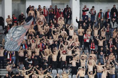 Slavia Prag har fået en hård straf, efter at klubbens fans invaderede banen i en ligakamp.