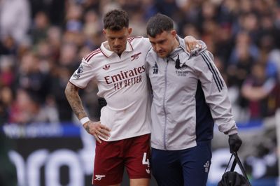 Ben White udgik med en skade med West Ham forleden.