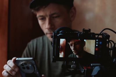Esben Smed ses her under optagelserne af dogmefilmen »Mr. Nawashi«.