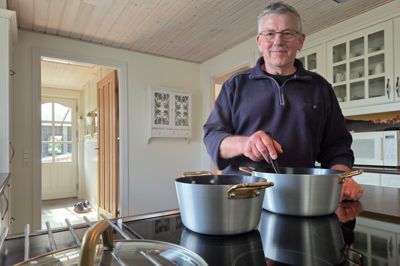 Det er ofte Arne Astrup fra Videbæk, der står ved gryderne hjemme i villaen på Irisallé i Videbæk. Han har i fem år eksperimenteret med at bruger eftervarmen på komfuret, når han lave mad, og det har givet en samlet strømbesparelse på over 50 kilowatt/time om året. Vel at mærke uden maden er blevet ringere tilberedt, så synes han tilmed det er sjovt.