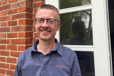 Her står Ejstrupholms nye sognepræst Brian Krüger Iversen foran havedøren i Ejstrupholms præstegård, der har stået tom i to år.