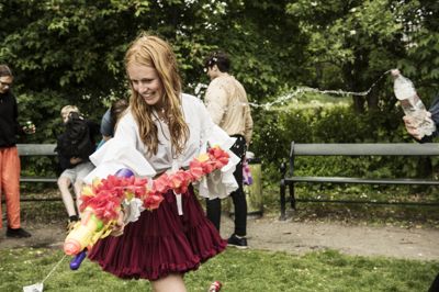 Vandkamp og uddeling af karameller er flere steder faste traditioner på sidste skoledag. Her et glimt fra Øster Farimagsgades Skole i København i forbindelse med en tidligere fejring af dagen.