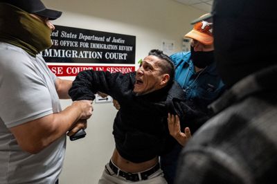 Billede fra oktober sidste år viser ICE-betjente, som tilbageholder en migrant, der kommer ud fra et retsmøde på Manhattan i New York. David Venturella skal fra juni står i spidsen for myndigheden.