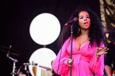 Det er 27 år siden, at Kelis slog igennem med gennembrudsnummeret »Caught Out There«.