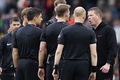 FC Midtjylland-træner Mike Tullberg (til højre) var ikke tilfreds med dommerne i flere situationer under søndagens 0-0-kamp ude mod FC Nordsjælland i Superligaen, og han modtog undervejs en advarsel, der sender ham i karantæne i torsdagens pokalfinale.