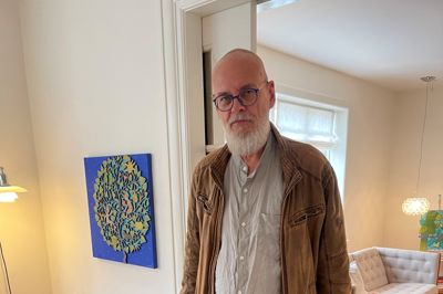 Marius Jonutis ses her med noget af sin kunst i baggrunden. Nu vender han tilbage til Ikast.
