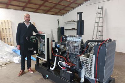 Kristian Pallesen ved en af de dieseldrevne nødstrømsgeneratorer, hans firma TP Technology i Kølkær er begyndt at sælge. Køberne kan også lave en forretning ud af nødstrømsgeneratoren ved at sælge strøm til elnettet.
