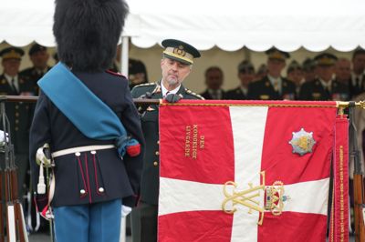 Kong Frederik slår her et af tre ceremonielle søm i Livgardens nye regimentsfane. Sømmet er »kongesømmet« for kongen. Derudover bliver der også slået et søm i af forsvarsministeren for fædrelandet og et søm af forsvarschefen for regimentet, der modtager fanen.