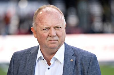 SIF-direktør Kent Madsen vurderer, at TV 2's indtog som rettighedshaver er en del af forklaringen på den generelle tilbagegang i Superligaen. Det spiller dog også ind på tilskuertallet, at AGF siden februar 2025 har spillet på det midlertidige stadion, Ceres Park Vejlby, med begrænset kapacitet.