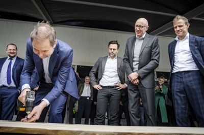 Både daværende finansminister Nicolai Wammen (S) og borgmester i Odense Peter Rahbæk Juel (S) var med, da Novo Nordisk med daværende topchef Lars Fruergaard Jørgensen i spidsen præsenterede det nye produktionssted i Odense i 2024.