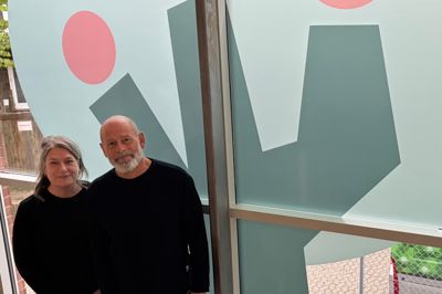 Træet med de tre grene og røde æbler fortæller om en skole tæt på naturen, hvor børnene vokser og udvikler sig, fortæller grafisk designer og kunstner Tanja Eijgendaal og leder på Mølleskolen Henrik Bonde Johansen.