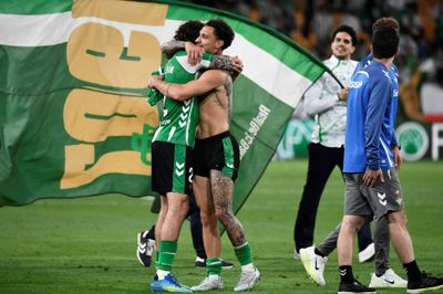 Kantspilleren Antony i bar overkrop og resten af Betis-spillerne kunne onsdag fejre Champions League-pladsen i næste sæson.