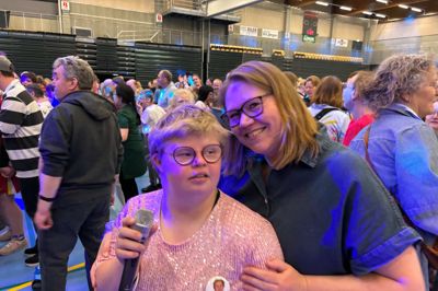 Ida (til venstre) og Camilla Busk fra Sjørslev var onsdag til Kandis i Kjellerup. De to er med hver gang.