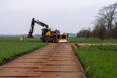 Lange rækker af køreplader har dannet grundlag for, at de tunge maskiner kunne komme frem til de steder i landskabet, hvor de nye høje master er placeret.