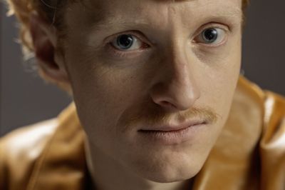31-årige Casper Kjær Jensen blev uddannet skuespiller fra Den Danske Scenekunstskole i Odense i 2024. Nu venter hans hidtil største rolle som den odenseanske forfatter H.C. Andersen.