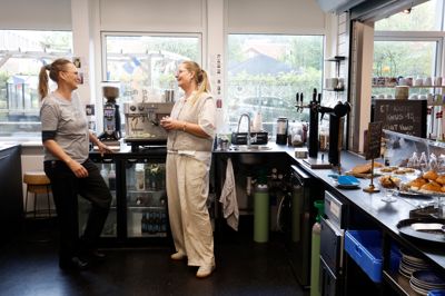 Cafeen i Huset No7 er et populært samlingssted - og man behøver ikke engang købe noget for at komme her. For nogle år siden blev caféen vegetarisk, og det kører fint, fortæller Line Hillerup, leder af kulturhuset - her i snak med caféansat Birgitte Dinesen. Mandag til torsdag er der fællesspisning i caféen. - Vi har gjort os umage for at holde os fra de tidspunkter, hvor andre af byens restauratører skal tjene penge, siger Line Hillerup.
