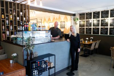 Mark Wilstrup og Lisa Nykjær har fået en fin begyndelse i Strøgcentret, hvor der i lokalerne blandt andet har ligget Café Magnus og Gastro Mekka. Nu har lokalerne fået nyt liv igen.