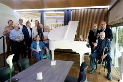 Et pænt selskab af gæster var inviteret til frokost, da det hvide flygel, som oprindeligt stod på Hotel Birkegaarden på Engdahlsvej, vendte hjem. Nu hedder hotellet Dolphin og er ejet af familien Vermø. Fra venstre: Gitte Hornshøj, John Ørum Jørgensen, Arne Laugesen, Helge Sander, Ane Khosla, Julie Vermø, Ulla Sandgaard og Gerda Sandgaard (siddende). I højre side er det Tinna Vermø, Jan Ørum Vermø og Anton Kristensen.