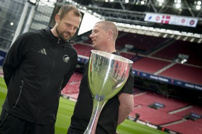 Mike Tullberg (til højre, red.) og Bo Svensson (til venstre, red.) kender hinanden særdeles godt, og københavnernes træner er ærgerlig over, at kollegaen har karantæne i torsdagens pokalfinale.