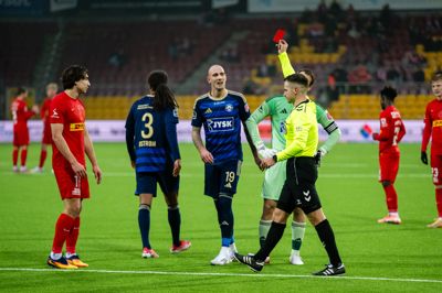 Fodbolddommer Svend Funder gav det eneste røde kort til SIF. Det fik Robin Østrøm efter et VAR-gennemsyn i opgøret mod FC Nordsjælland.