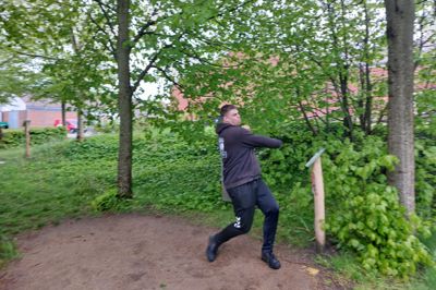 Danny Rindum Bendixen, formand for Kibæk Discgolf, sender den flyvende tallerken ud på hul 1 ved onsdagsmatchen forleden.